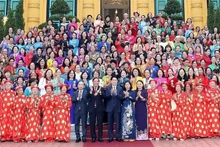 Le président de la République rencontre des femmes âgées exemplaires du pays. Photo : VNA.