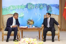 Le Premier ministre Pham Minh Chinh (à droite) et Alok Kumar Sharma, ministre britannique, président de la COP26. Photo: VNA