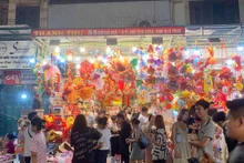 En venant dans la rue Hang Ma ces jours-ci, tout le monde peut ressentir une atmosphère de commerce animé. Photo ; laodong.vn