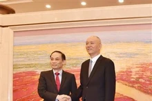 Lê Hoài Trung (à gauche) et Cai Qi. Photo : VNA.