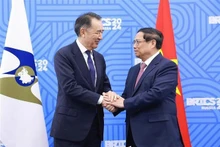 Le Premier ministre Pham Minh Chinh (à droite) et le président du Conseil d'administration de la Commission économique eurasienne, Bakytzhan Sagintayev. Photo : VNA.