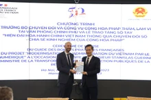 Cérémonie de remise du Guide des bonnes pratiques françaises du projet "Modernisation de l'administration du Vietnam par le numérique", au Bureau du Gouvernement vietnamien, à Hanoi. Photo : VNA.