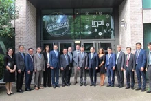 Les officiels du ministère des Sciences et des Technologies et les représentants de l’Institut national de la propriété industrielle (INPI) posent pour une photo de groupe. Photo: VNA