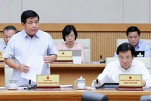 Le ministre du Plan et de l’Investissement, Nguyên Chi Dung (debout) prend la parole lors de la réunion gouvernementale, qui a eu lieu le 4 mai à Hanoi. Photo : vnexpress.net