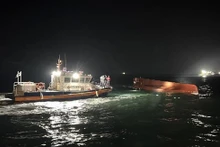 Des bateaux de sauvetage déployés sur les lieux du chavirement du bateau de pêche, le 5 février 2023. Photo : Yonhap/VNA