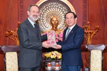 Le secrétaire du Comité du Parti de Hô Chi Minh-Ville, Nguyên Van Nên (à droite) et l’ambassadeur d’Italie au Vietnam, Marco Della Seta. Photo : sggp.org.vn