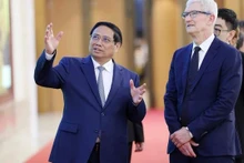 Le Premier ministre vietnamien Pham Minh Chinh (à gauche) reçoit Tim Cook, le 16 avril à Hanoi. Photo : VGP.