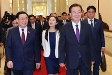 Le Président de l’Assemblée nationale du Vietnam (ANV) Vuong Dinh Huê (à gauche) et secrétaire du Comité provincial du Parti du Yunnan et président du Comité permanent de l’Assemblée populaire provinciale, Wang Ning. Photo : VNA