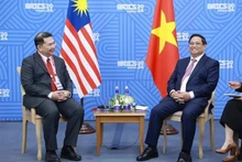 Le Premier ministre Pham Minh Chinh (à droite) et le ministre malaisien de l'Économie Rafizi Ramli, à Kazan, en Russie. Photo : VNA.
