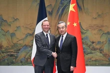 Wang Yi, ministre chinois des Affaires étrangères (droite) et Emmanuel Bonne, conseiller diplomatique du Président français. Photo : Xinhua.