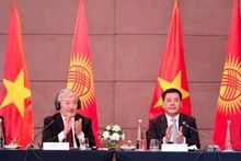 Le Premier ministre kirghize Adylbek Kasymaliev ( à gauche) et le ministre de l'Industrie et du Commerce, Nguyên Hông Diên. Photo : VNA.