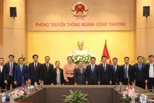 Le ministre vietnamien de l’Industrie et du Commerce, Nguyên Hông Diên, reçoit l’ambassadrice du Laos au Vietnam, Mme Khamphao Ernthvanh. Photo : VNA.