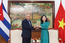 La vice-ministre vietnamienne de la Culture, des Sports et du Tourisme, Trinh Thi Thuy (à droite) et le ministre et président de l’Institut national cubain des sports, de l’éducation physique et des loisirs, Osvaldo Vento Montiller. Photo : toquoc.vn.