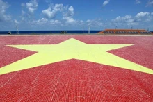 Le drapeau national en céramique sur l'archipel de Truong Sa. Photo : NDEL.