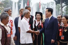 Le Président Vo Van Thuong (à droite) et les représentants de près de 500 personnes sélectionnées pour assister à un programme de louange et d'hommage aux membres prestigieux des minorités ethniques à travers le pays en 2023. Photo : VNA.