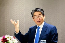 Le nouvel ambassadeur du Japon au Vietnam, Ito Naoki, s’entretient avec la presse à Hanoi. Photo : VNA.