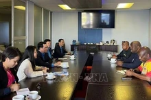 Lors de la séance de travail entre la délégation de la Confédération générale du Travail du Vietnam et le président de la Fédération syndicale mondiale (FSM), Mzwandile Michael Makwayiba. Photo : VNA.