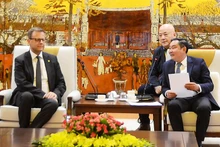 Le vice-président permanent du Comité populaire de la ville de Hanoï, Lê Hông Son (à droite) et le premier adjoint au maire de Leipzing, Torsten Bonew. Photo : hanoimoi.com.vn