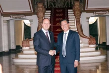 Le président du Comité populaire de Hô Chi Minh-Ville, Phan Van Mai (à droite), reçoit le ministre israélien de l'Économie et de l'Industrie, Nir Barkat. Photo : VNA.