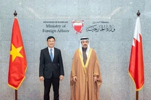 Le vice-ministre vietnamien des AE, Pham Quang Hiêu (à gauche) et son homologue bahreïnis, Abdulla bin Ahmed Al Khalifa. Photo : baoquocte.vn