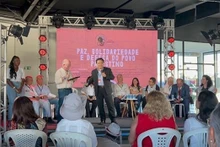 L'ambassadeur du Vietnam au Brésil Bui Van Nghi prend la parole lors du Forum international sur la paix et la solidarité avec le peuple palestinien. Photo: VNA