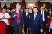 Le prof.-docteur Nguyên Xuân Thang, directeur de l’Académie nationale de politique Hô Chi Minh, et la sénatrice Penny Wong, ministre australienne des Affaires étrangères, coprésident le forum. Photo: VNA