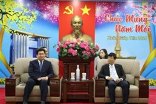 Le président du Comité populaire de la province de Binh Duong, Vo Van Minh (à droite), et Lim Byeong Taek, maire de la ville sud-coréenne de Siheung. Photo : VNA.