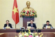 Le Président de l'Assemblée nationale Vuong Dinh Huê (au milieu) demande de suivre en permanence la situation macroéconomique. Photo : VNA.