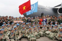 Le Président Nguyên Xuân Phuc et le ministre de la Défense Phan Van Giang et les officiers de la première équipe du génie et du 4e hôpital de campagne de niveau 2 avant leur départ en mission de maintien de la paix. Photo : VNA
