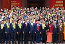 Le Premier ministre Pham Minh Chinh pose avec les entrepreneurs seniors excellents, à Hanoi, le 16 novembre. Photo : VNA.