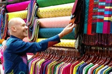 L'ambassadeur des Pays-Bas au Vietnam, Kees van Baar, visite le village de la soie de Van Phuc, Hanoï, à l'occasion du Nouvel An lunaire 2025. Photo : ambassadeur des Pays-Bas au Vietnam.
