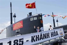 Le Président de l’Assemblée nationale Vuong Dinh Huê sur le ponton d'un sous-marin de classe Kilo de type 636, à Khanh Hoa, le 1er mars. Photo : VNA.