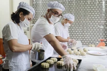Dans un établissement du village de confection de gâteaux et de bonbons de Nôi Am. Photo : hanoimoi.com.vn