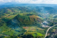 Un volcan éteint dans le géoparc mondial de Dak Nong. Photo : VNA.