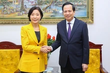 Dào Ngoc Dung, ministre du Travail, des Invalides de guerre et des Affaires étrangères (à droite) et l’ambassadrice sud-coréenne au Vietnam, Oh Young Ju. Photo : thoidai.com.vn.