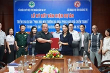 Cérémonie de signature du projet de coopération entre NPA et la province de Quang Tri dans le traitement des conséquences de la guerre. Photo : thoidai.com.vn.