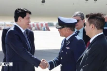 La cérémonie d'accueil du Président Luong Cuong à l'aéroport national Arturo M. Benitez dans la capitale Santiago. Photo : VNA.