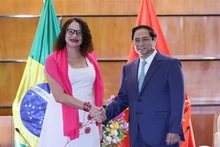 Le Premier ministre Pham Minh Chinh (à droite) et la présidente du Parti communiste du Brésil, Luciana Santos. Photo: VNA