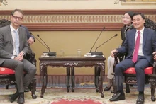 Le vice-président du Comité populaire de Hô Chi Minh-Ville, Bùi Xuân Cuong (à droite) en recevant le secrétaire d'État du Département fédéral de l'économie, de la formation et de la recherche de la Suisse, Dominique Paravicini. Photo : sggp.org.vn