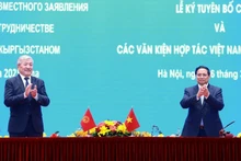 Le Premier ministre vietnamien Pham Minh Chinh (droite) et son homologue kirghize Adylbek Kasymaliev. Photo : VNA