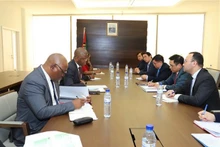 La séance de travail entre le vice-ministre vietnamien de l'Agriculture et du Développement rural, Nguyên Quôc Tri, et son homologue mozambicain Olegário dos Anjos Banze. Photo : VNA.
