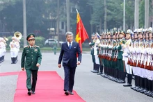 Le ministre de la Défense, Phan Van Giang (à gauche) et le ministre malaisien de la Défense Dato’ Seri Utama Haji Mohamad Bin Haji Hasan lors de la cérémonie de bienvenue. Photo : VNA.