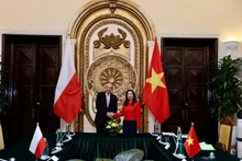 La vice-ministre des Affaires étrangères Lê Thi Thu Hang (à droite) et le secrétaire d'État polonais Władysław Teofil Bartoszewski, le 11 décembre à Hanoi. Photo : baoquocte.vn