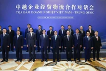 Le PM vietnamien à l'échange de vue avec des entreprises vietnamiennes et chinoises à Chongqing. Photo : VNA.