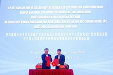 Les dirigeants de la ville de Mong Cai (Vietnam) et de la ville de Dongxing (Chine) signent un protocole d'accord sur le mécanisme de coopération et la recherche pour le développement de postes frontières intelligents. Photo : NDEL.