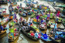 Le marché flottant est une destination de choix pour les touristes. Photo : VNA.