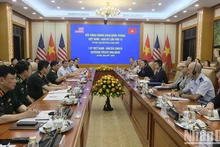 Le vice-ministre vietnamien de la Défense Hoang Xuan Chien (à gauche) et le secrétaire adjoint américain à la Défense, John Noh (à droite), lors du 13e dialogue sur la politique de défense entre le Vietnam et les États-Unis. Photo : VNA.