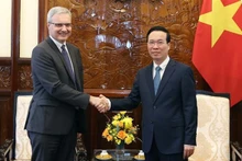 Le Président Vo Van Thuong (à droite) avec l’ambassadeur de France Nicolas Warnery, à Hanoi, le 10 juillet. Photo : VNA.