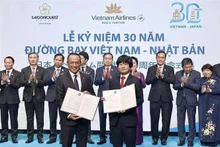 Des entreprises vietnamiennes et japonaises échangent des procès-verbaux de coopération. Photo : VNA.