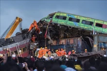 Des sauveteurs recherchent des victimes sur les lieux de l'accident ferroviaire à Odisha, en Inde. Photo : Xinhua/VNA